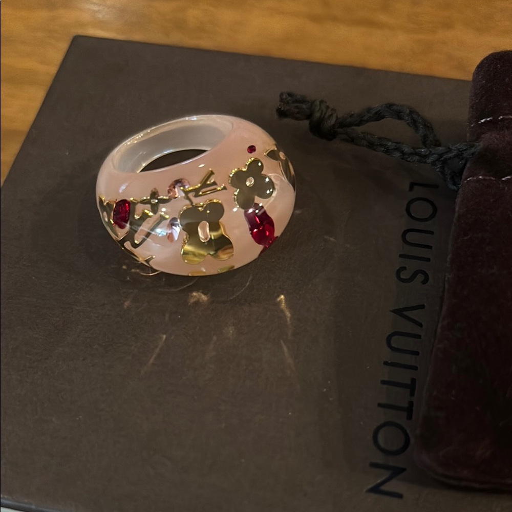 Elegant Louis Vuitton Gold and Pink Inclusion resin Women's Ring - Picture 6 of 9